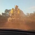 Bombeiros e brigadistas controlam um grande incêndio em José de Freitas.