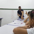 Professor não-ouvinte leciona em escola onde estudou e inspira novos alunos surdos da Rede Estadual