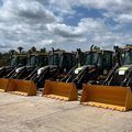 Superintendência de Agricultura e Seagro entregam tratores e retroescavadeiras para 35 municípios