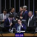 PEC da blindagem é aprovada por deputados e vai ao Senado 