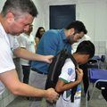 Escola e ortopedistas realizam ação para alertar sobre o peso da mochila escolar